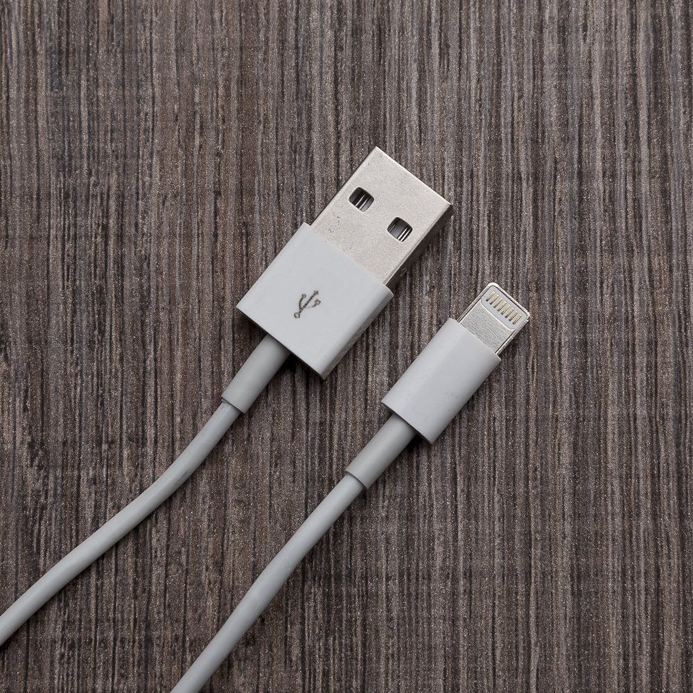 Cabo USB Plástico com Entrada Lightning para iPhone
