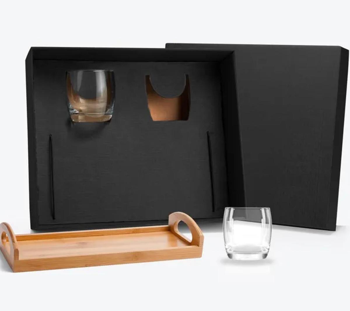 Kit Whisky com Copos de Vidro e Bandeja de Bambu